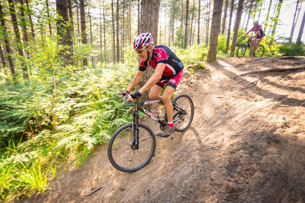 Mountainbiker in het bos