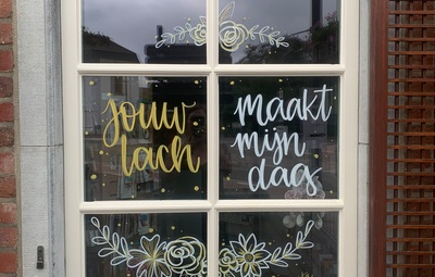 Inspirerende spreuken in het straatbeeld: Welzijn en Ondernemen gaan hand in hand