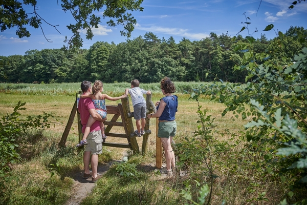 Familie bij akker in Resterheide 