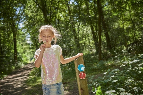 Meisje bij wandelpaal Resterheide 