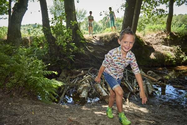 Kind bij beekje in Resterheide